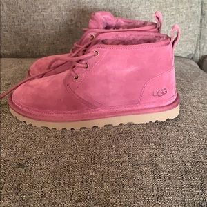 Women’s size 7, fuchsia low ugg boot shoe